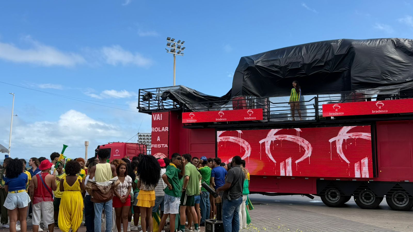 Um&nbsp;trio el&eacute;trico com a marca do banco Bradesco vem chamando a aten&ccedil;&atilde;o de quem passa pela Barra, em Salvador. | Foto: Jo&atilde;o Tramm/Aratu On