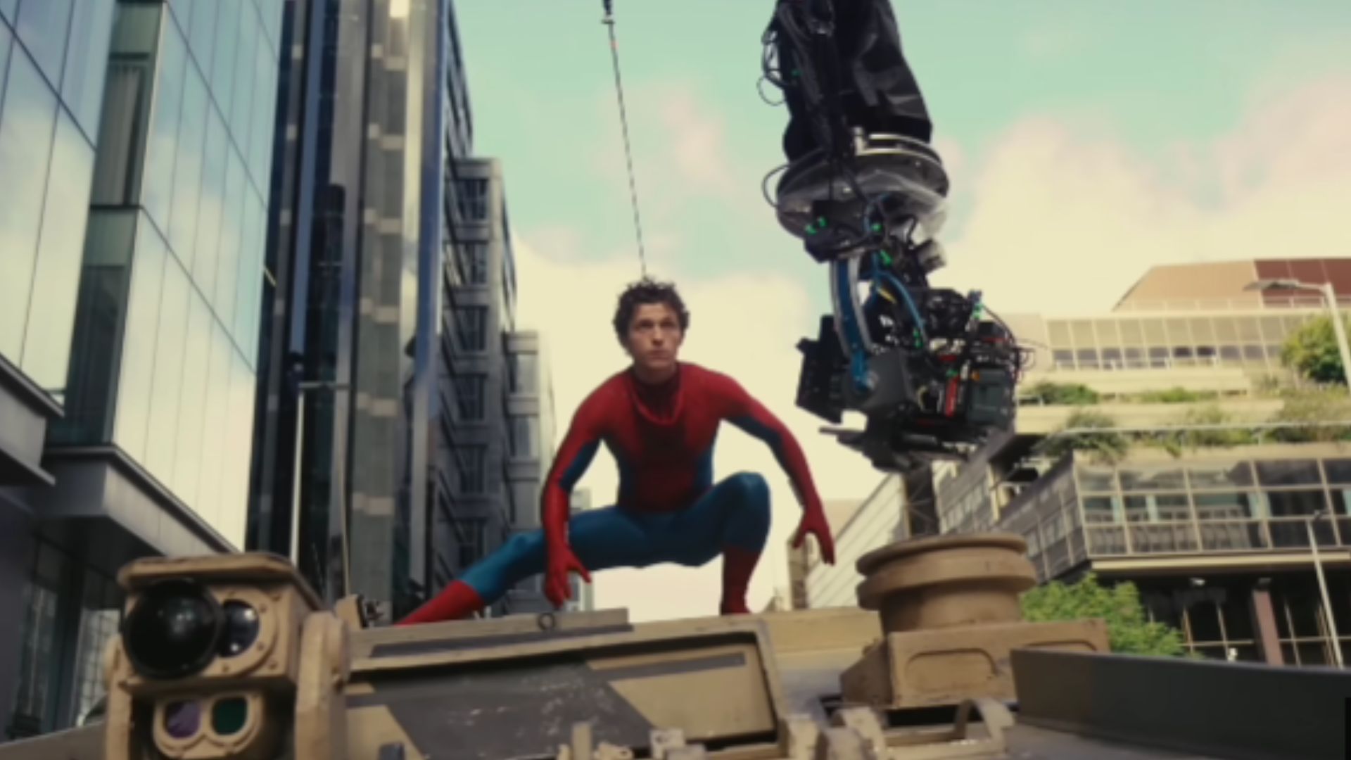Tom Holland durante gravações de Homem Aranha 4: Um Novo Dia | Imagem meramente ilustrativa/reprodução/Sony Pictures