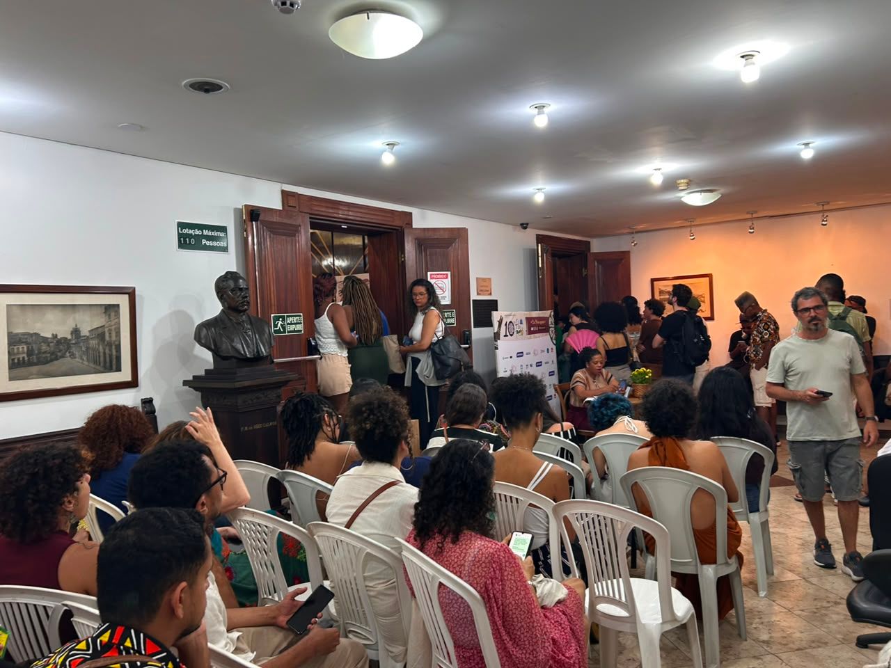 Como medida para evitar uma situa&ccedil;&atilde;o semelhante, a curadoria decidiu transferir a atividade com Milton Hatoum para uma &aacute;rea maior. | Foto: Liven Paula/Aratu On