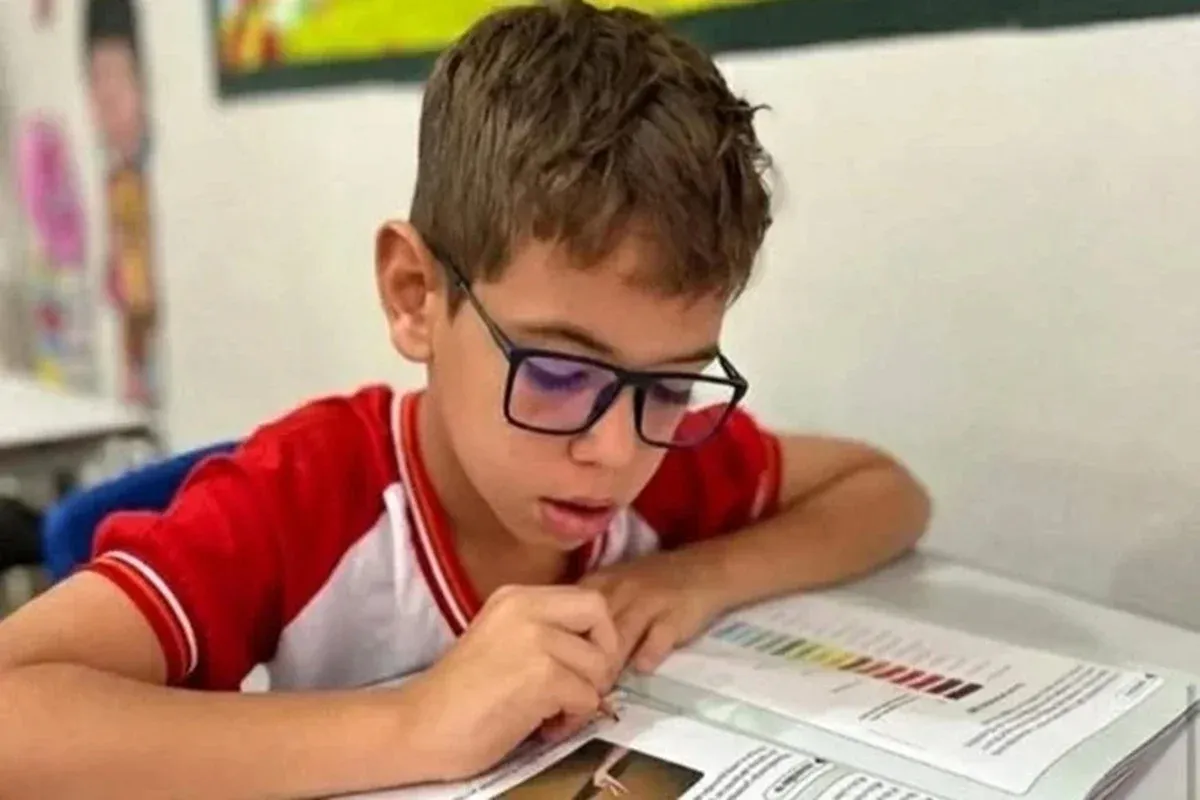 A crian&ccedil;a foi encontrada embaixo da estrutura da decora&ccedil;&atilde;o de Natal e levado ao Hospital Municipal Auro Mendes. | Foto: Arquivo Pessoal