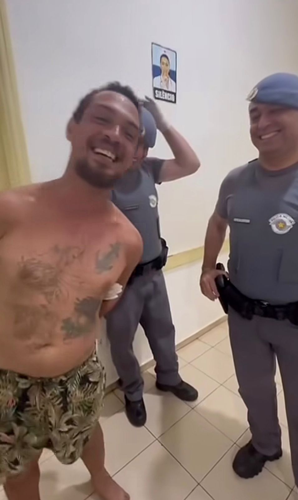 Um homem detido pela Pol&iacute;cia Militar de S&atilde;o Paulo chamou aten&ccedil;&atilde;o ao comparar a abordagem dos paulistas com a da PM da Bahia. | Foto: Redes Sociais