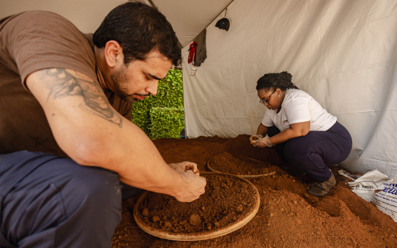 Equipe de arqueólogos realiza estudo no antigo cemitério de escravizados. Foto: Divulgação