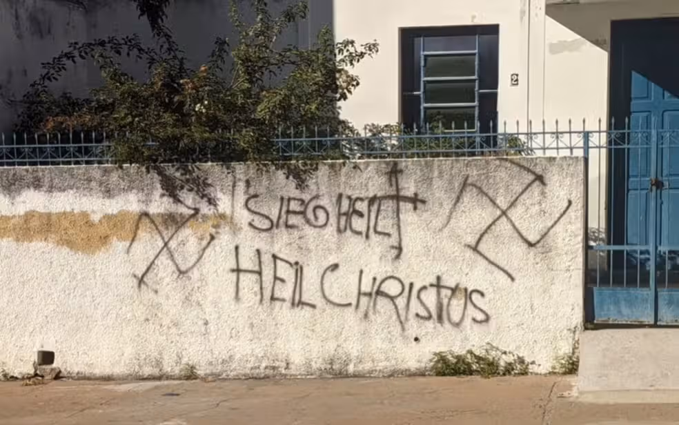 Em um dos ataques anteriores, s&iacute;mbolos nazistas chegaram a ser pichados na entrada do centro. | Foto: Redes Sociais