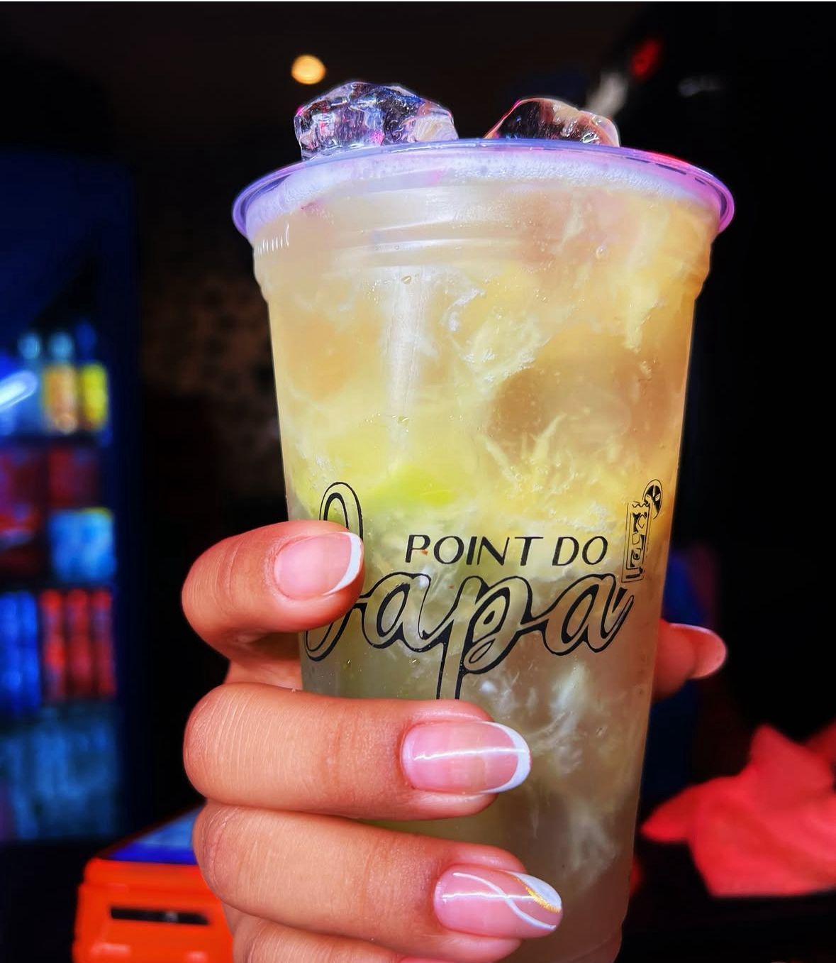 Point do Japa: Tem capirinha e caipiroska dobrada, m&uacute;sica, banheiro, globo de discoteca, jogo de luz, &eacute; de frente para o mar e fica aberto at&eacute; o dia amanhecer. | Foto: Redes Sociais