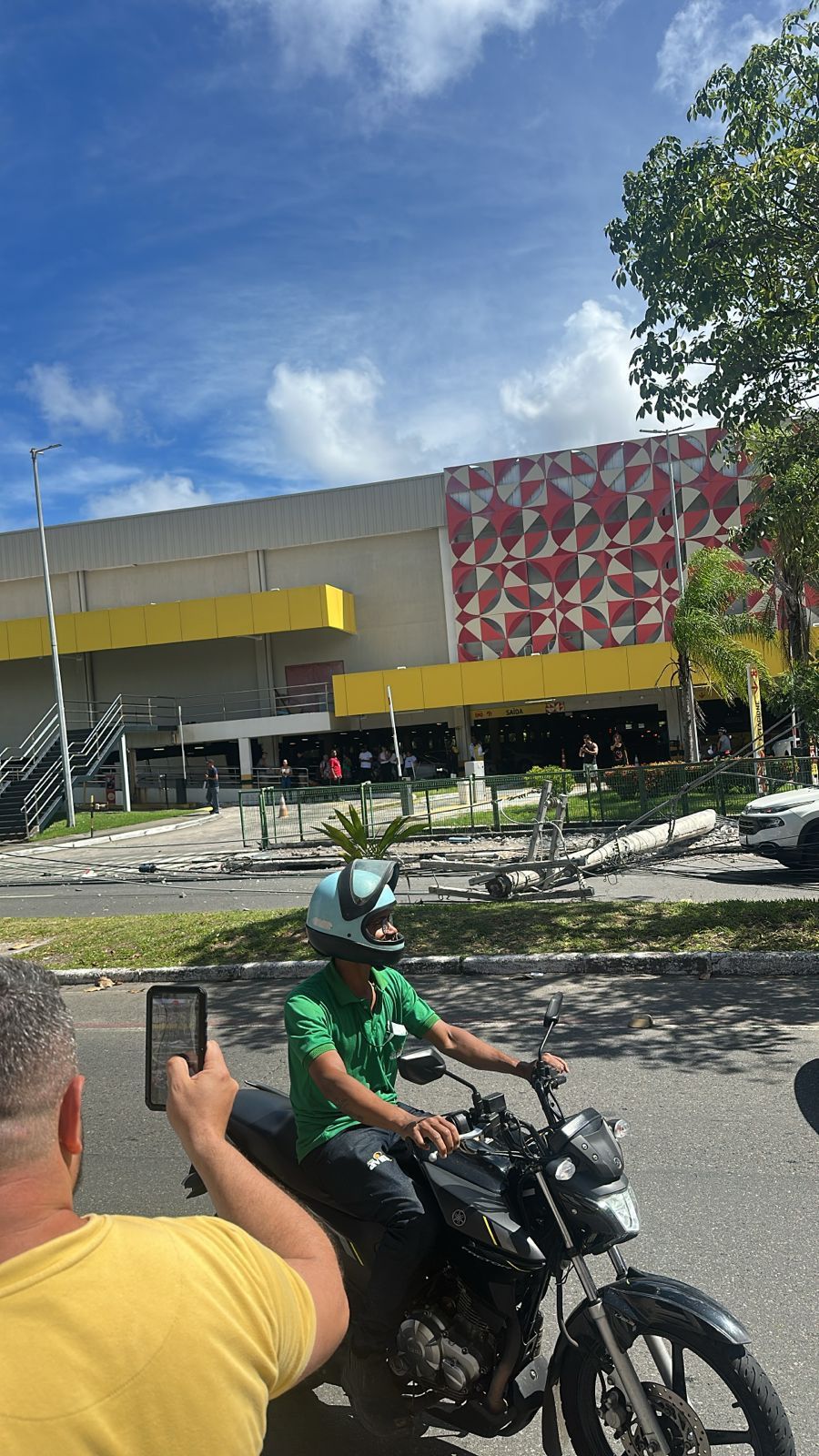 Ainda conforme relatos de testemunhas, al&eacute;m do motorista, uma passageira estava no ve&iacute;culo no momento do acidente. | Foto: Redes Sociais