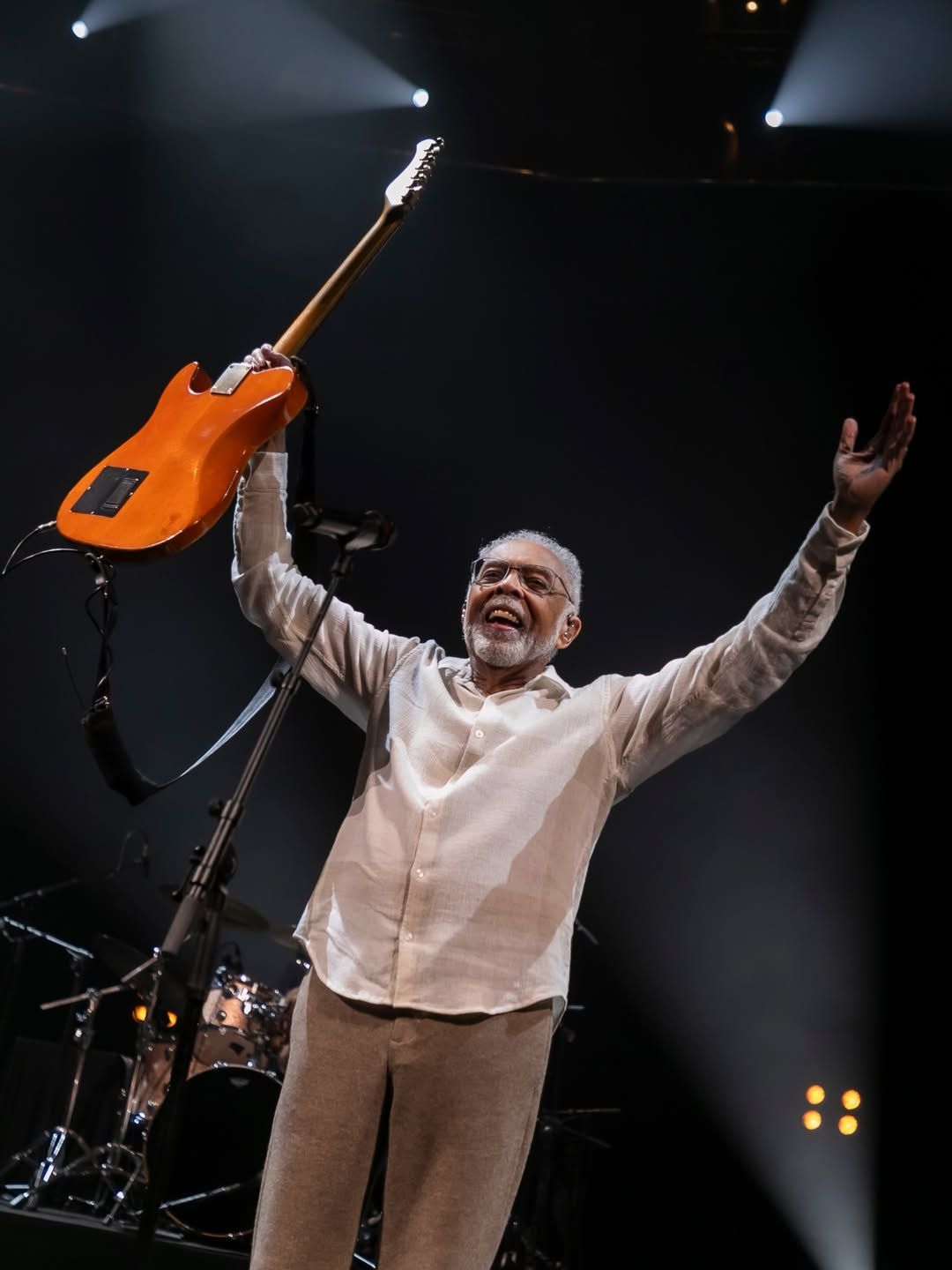 Aos 83 anos, Gilberto Gil carrega uma trajet&oacute;ria marcada por sucessos que seguem entre os mais ouvidos pelos brasileiros. | Foto: Redes Sociais