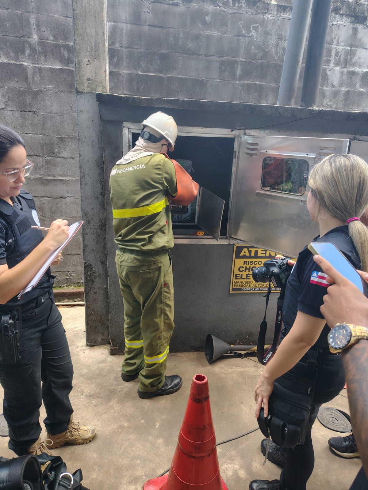 Uma opera&ccedil;&atilde;o entre a Neoenergia Coelba e a Pol&iacute;cia Civil flagrou um 'gato' de energia em uma f&aacute;brica de energ&eacute;ticos em Val&eacute;ria, Salvador. | Foto: Neoenergia Coelba