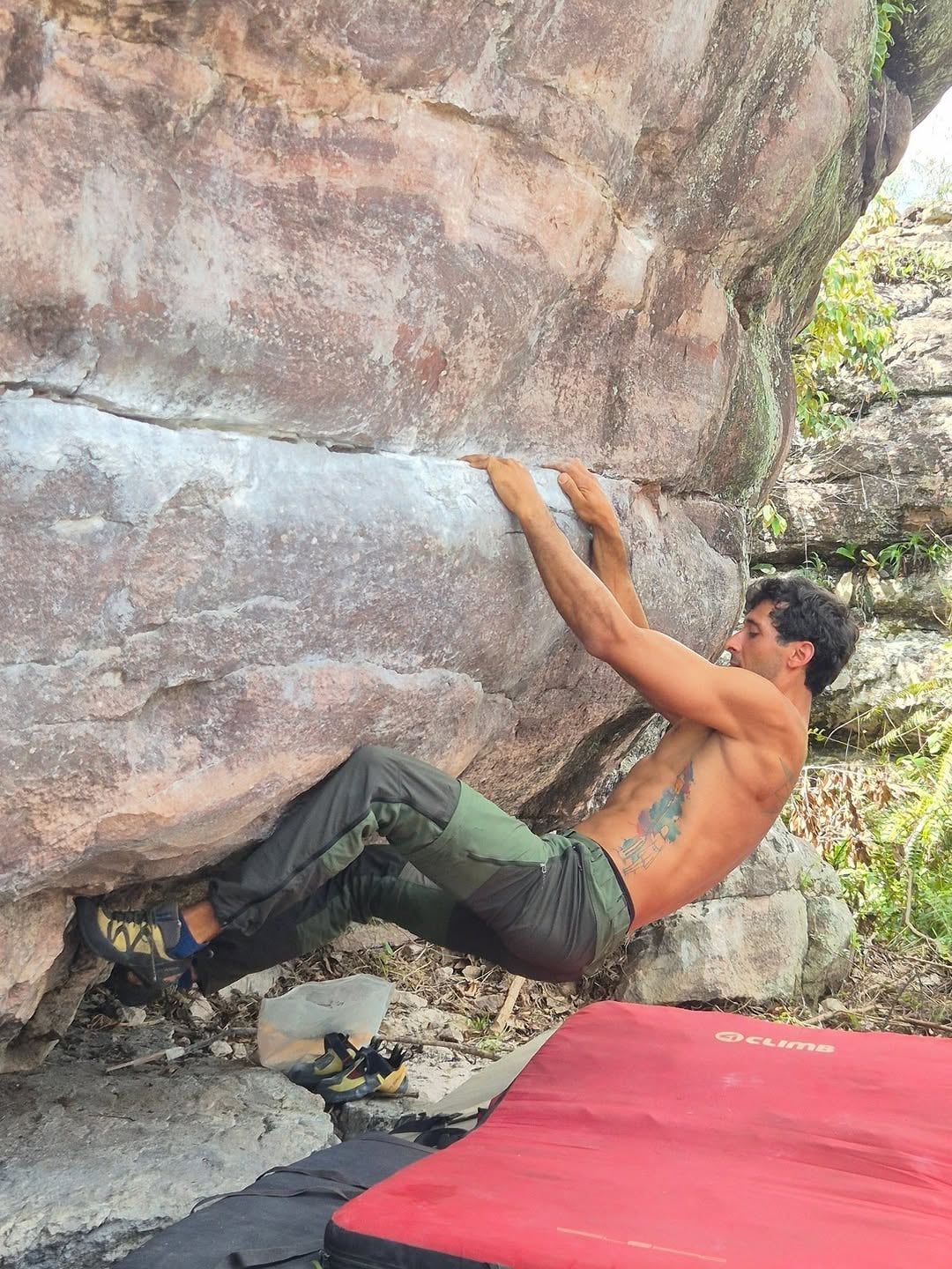Ap&oacute;s a retirada do corpo, a v&iacute;tima ficou sob responsabilidade da Pol&iacute;cia Militar. | Foto: Redes Sociais