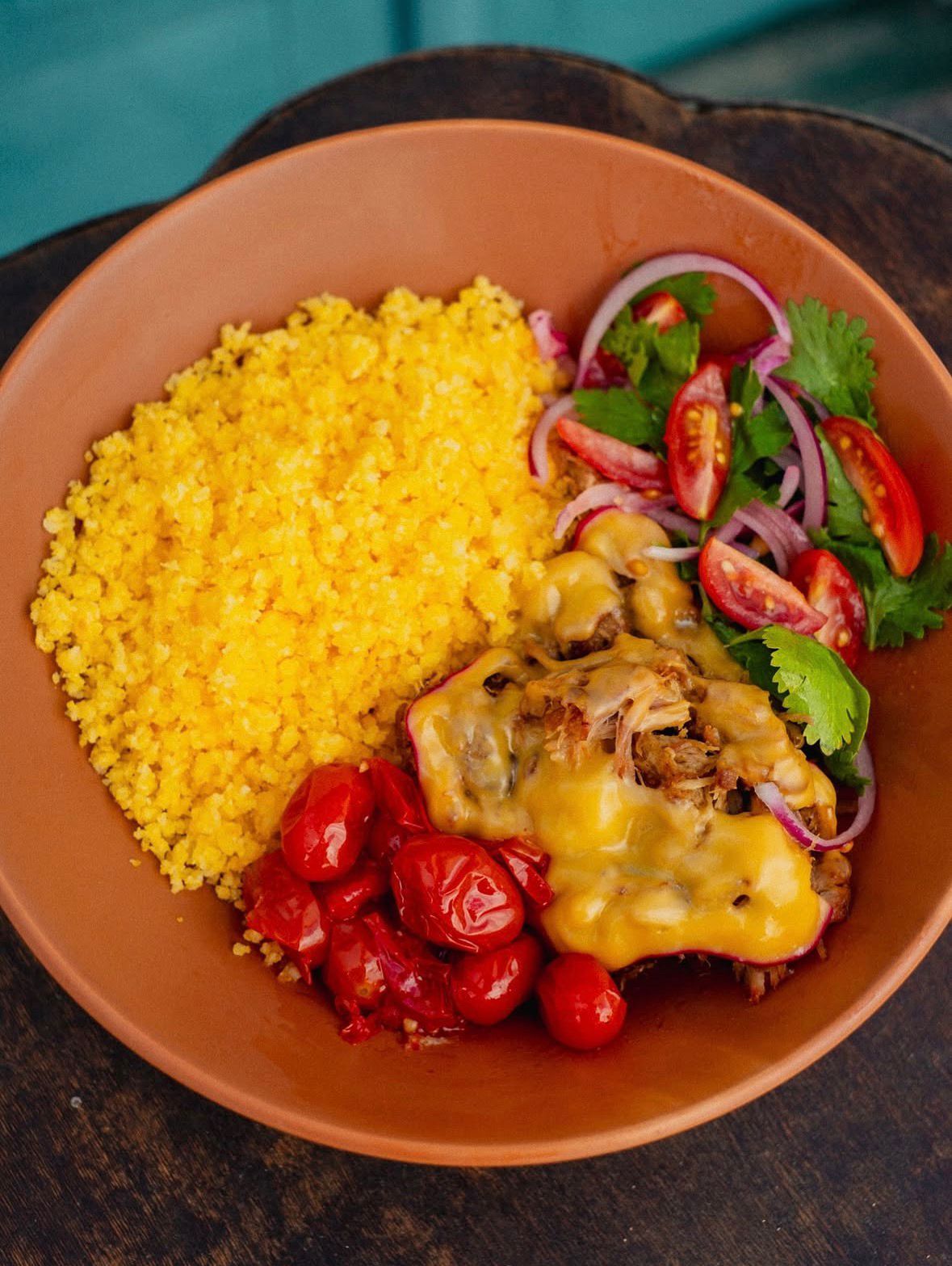 O cardápio reúne preparações inspiradas em receitas baianas. | Foto: Redes Sociais/@curadorialab_