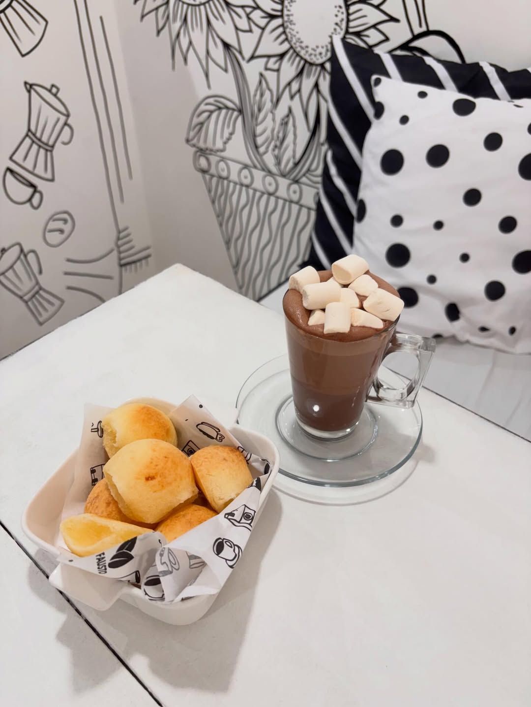 O cardápio inclui opções de café da manhã, brunch, lanches e almoço, mantendo o foco em preparos tradicionais e variações da bebida. | Foto: Redes Sociais/@faustocafe.2d