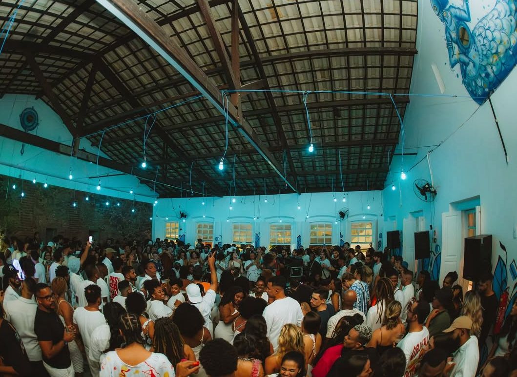 em drink dobrado at&eacute; &agrave;s 21h, petiscos, acaraj&eacute;, sandu&iacute;che, mesa de sinuca, tot&oacute; e m&uacute;sica ao vivo.&nbsp;| Foto: Redes Sociais