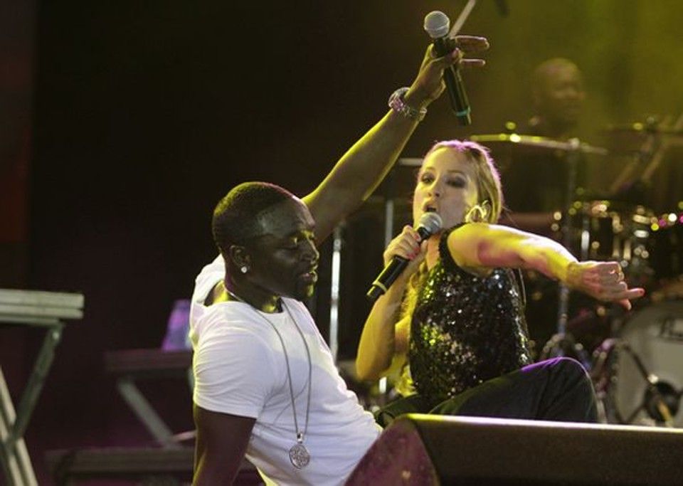 Claudia Leitte e Akon cantaram juntos em 2010. | Foto: Redes Sociais