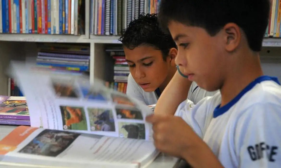 Aumento da mensalidade escolar projetada para 2026 é maior que o dobro da inflação prevista para 2025. Foto: Valter Campanato / Agência Brasil