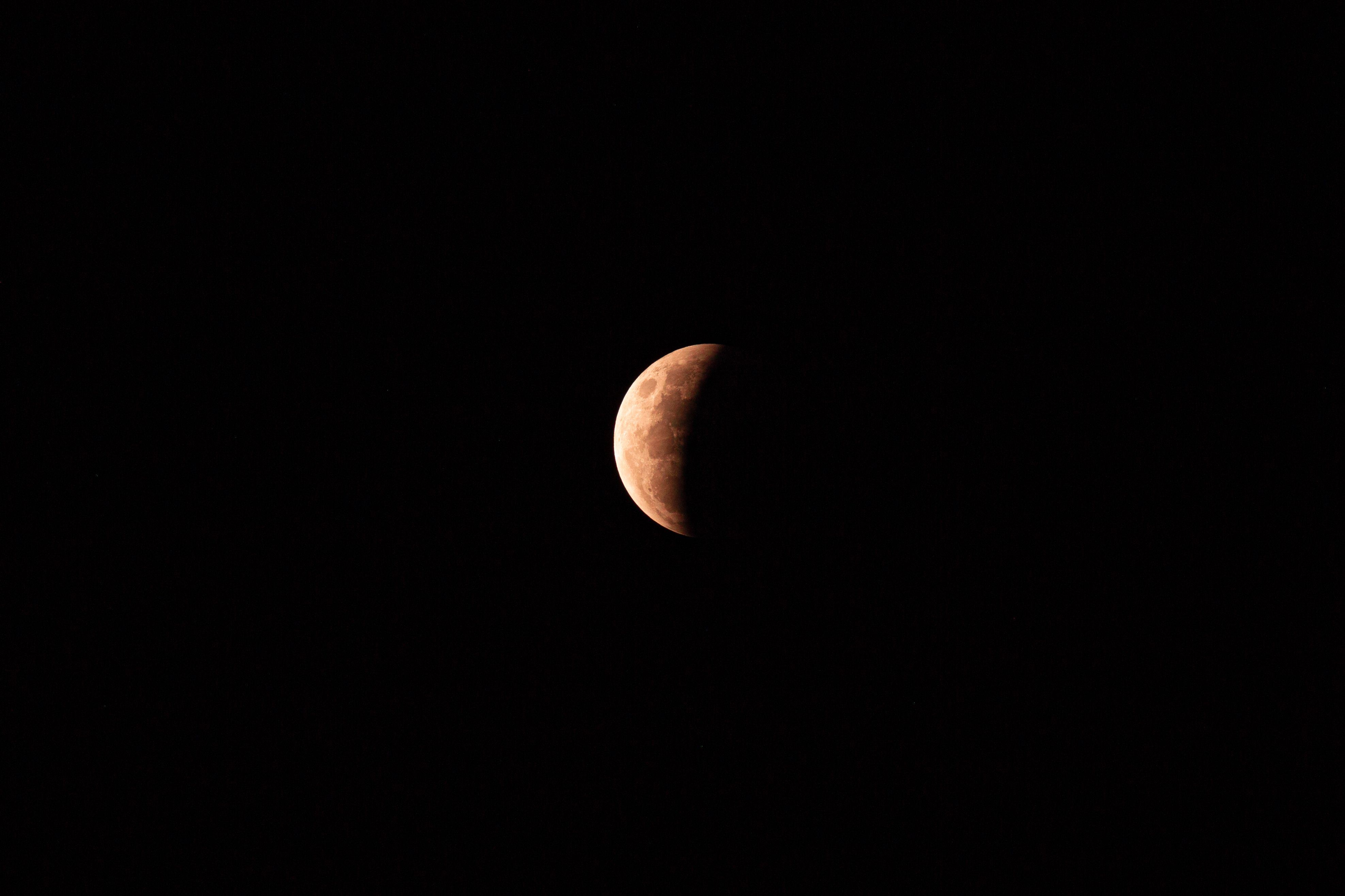 Um eclipse lunar parcial vai deixar cerca de 93% da Lua encoberta pela sombra da Terra e poder&aacute; ser observado de diferentes regi&otilde;es do pa&iacute;s. | Foto: FreePik