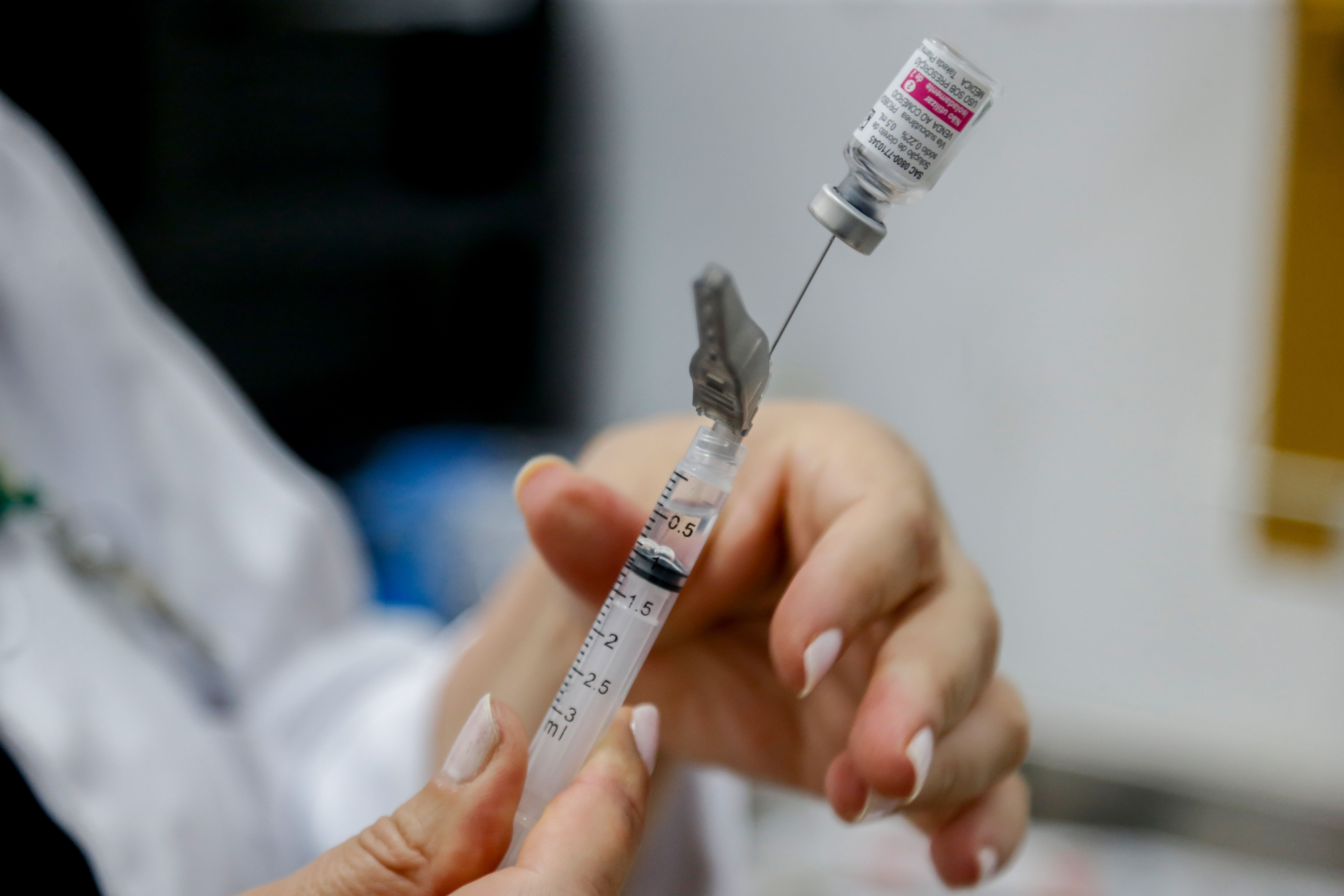 Em 2024, a campanha de imunização com a Qdenga priorizou adolescentes, que devem tomar duas doses com intervalo de três meses. | Foto: Paulo Pinto/Agência Brasil