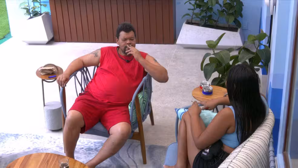 Durante uma conversa na &aacute;rea externa da casa do BBB 26, Babu Santana brincou com Chaiany na tarde deste domingo (1&ordm;). | Foto: Gshow