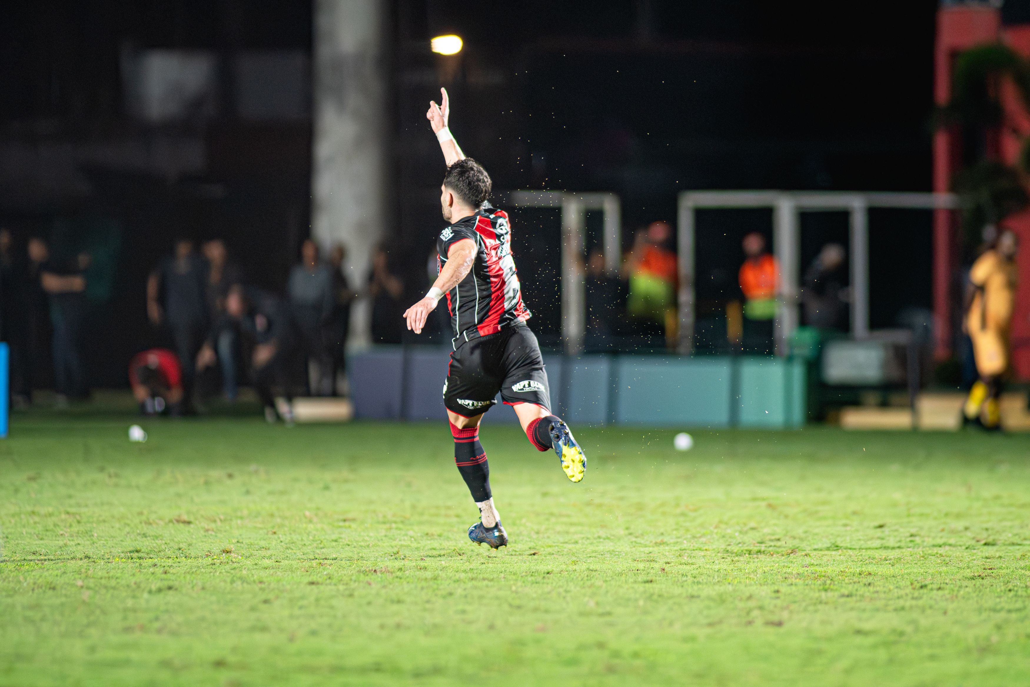 Na volta do intervalo, o Rubro-Negro aumentou a press&atilde;o e chegou ao empate aos 26 minutos da etapa final. | Foto: Victor Ferreira/EC Vit&oacute;ria