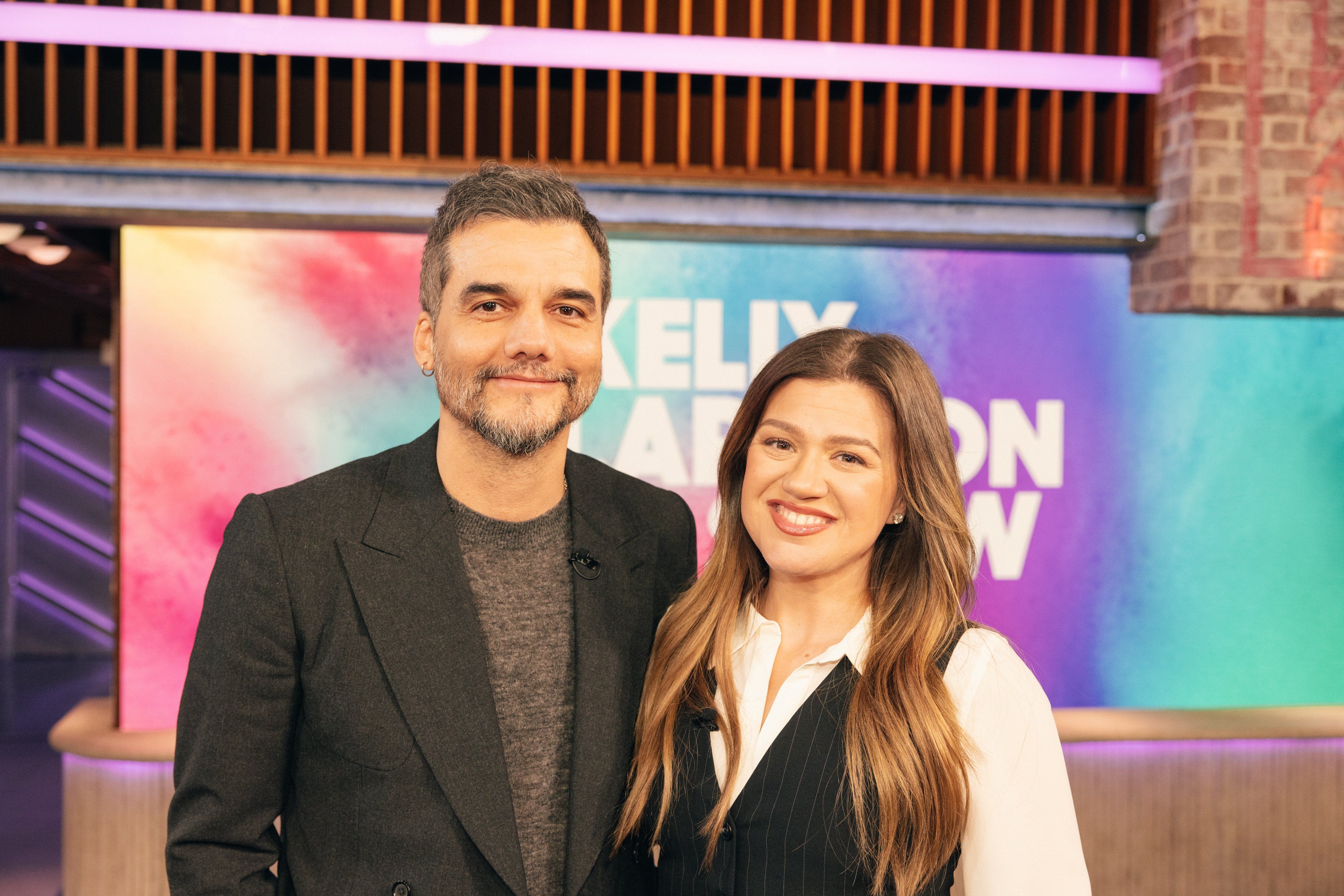 Wagner Moura mostrou desenvoltura e simpatia em sua participação no The Kelly Clarkson Show, exibido na última segunda-feira (24). | Foto: Divulgação/The Kelly Clarkson Show