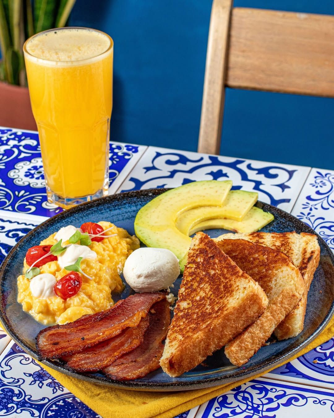 Criada há cerca de dez anos por duas irmãs portuguesas, a De Além Mar se consolidou em Salvador como referência em confeitaria luso-brasileira. | Foto: Redes Sociais/@dealemmar