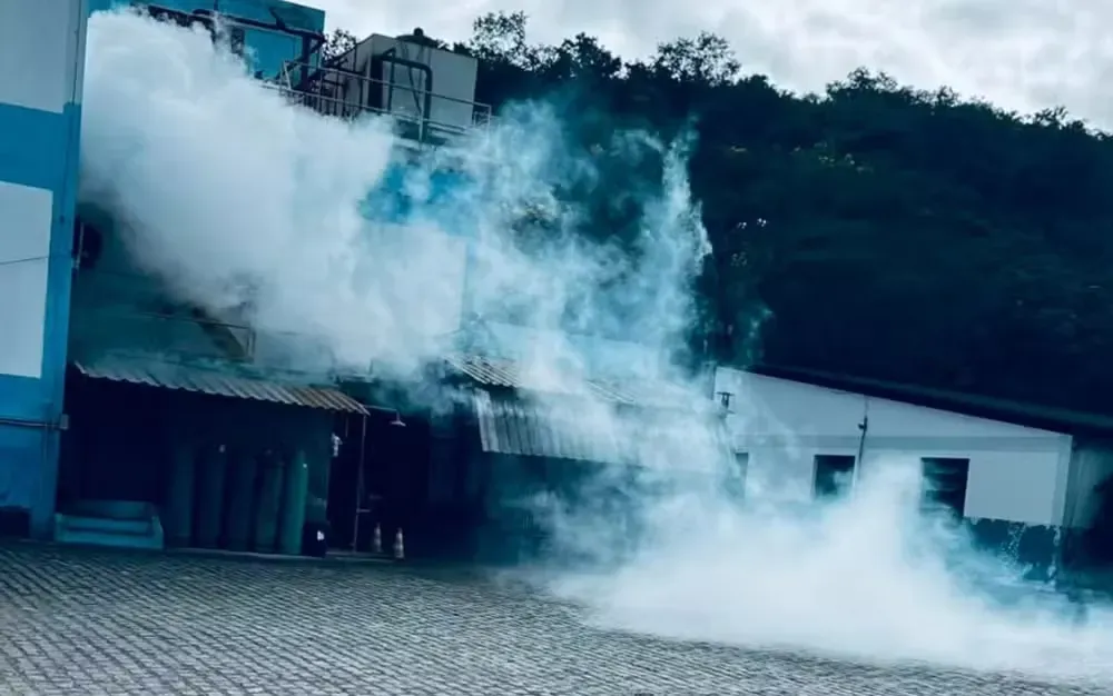 Um vazamento de am&ocirc;nia mobilizou equipes do Corpo de Bombeiros em um antigo frigor&iacute;fico na zona rural de Jequi&eacute;. | Foto: Redes Sociais