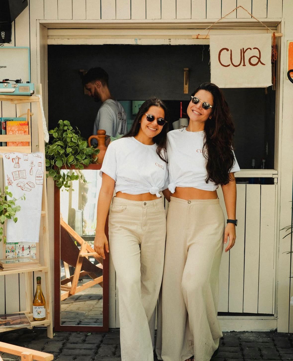 O Curadoria Lab foi idealizado por Alice Brandão, criadora de conteúdo gastronômico, e Vithória Rocha, gastrônoma. | Foto: Redes Sociais/@curadorialab_