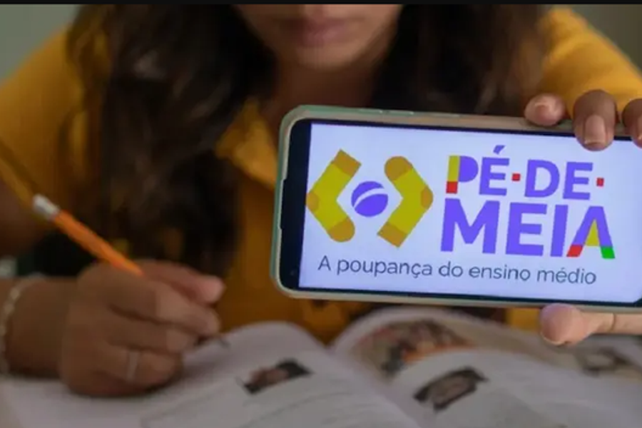 Programa Pé de Meia oferece um incentivo financeiro para estudantes de baixa renda concluírem a educação básica. Foto: Divulgação