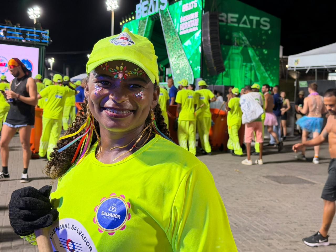 A gari Eliana Ribeiro, que atua na opera&ccedil;&atilde;o especial de limpeza do Carnaval de Salvador, conversou com o rep&oacute;rter Jo&atilde;o Tramm. | Foto: Jo&atilde;o Tramm/Aratu On