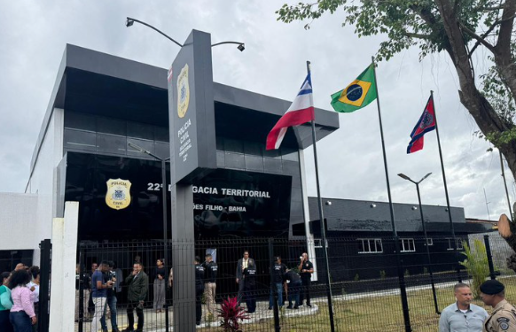 Durante a ação, foram apreendidos um revólver, trouxas de maconha, uma balança de precisão, um caderno com anotações e dois aparelhos celulares. | Reprodução: Polícia Civil