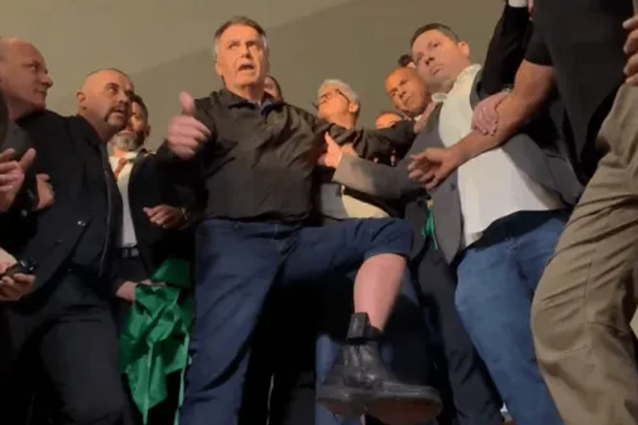 Bolsonaro mostra tornozeleira ao sair da Câmara. Foto: Reprodução