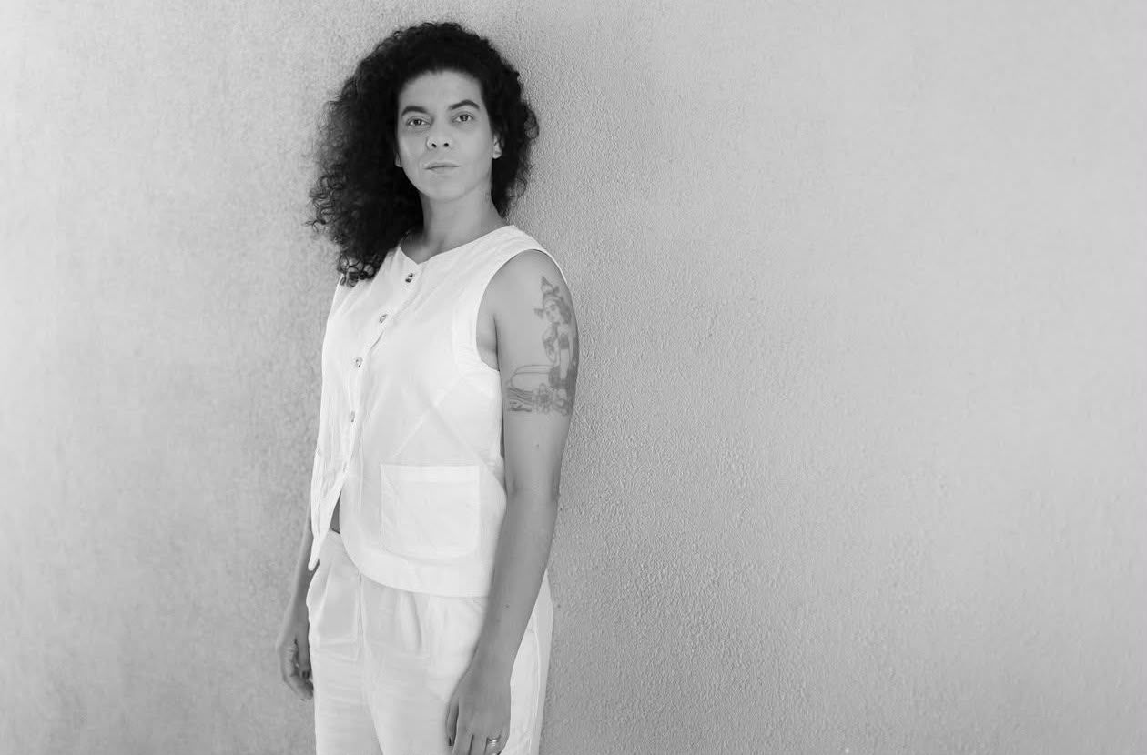 A trama de Toda Caixa-Preta é Laranja gira em torno do desaparecimento do pai da protagonista. | Foto: Renato Parada/Divulgação