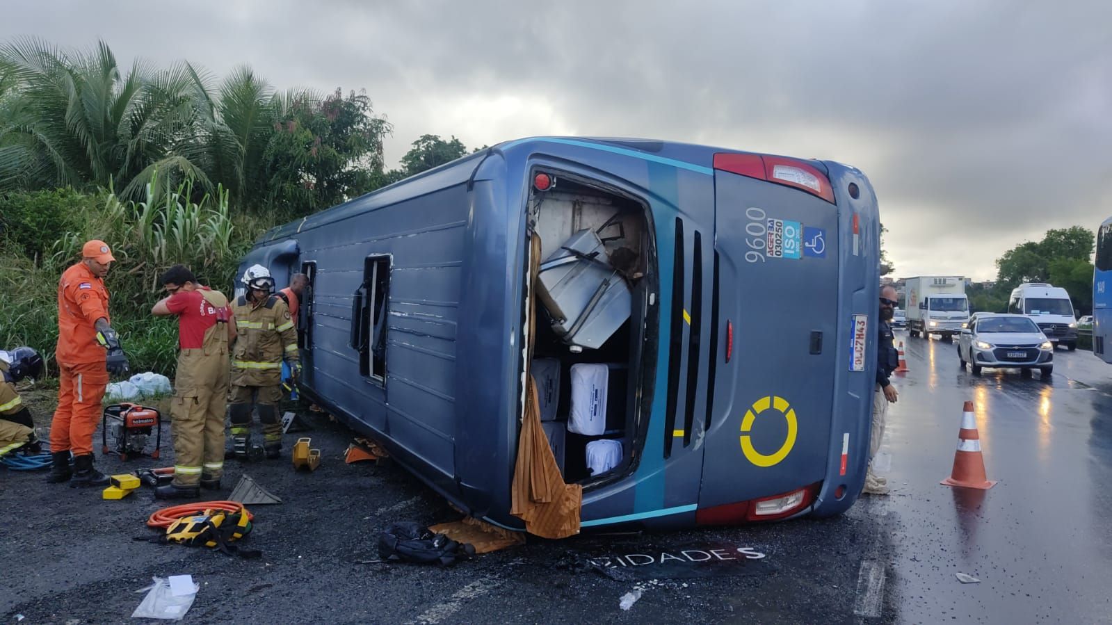 Um &ocirc;nibus de viagem da empresa Cidade Sol tombou na manh&atilde; desta ter&ccedil;a-feira (12) e deixou uma pessoa morta e outras quatro feridas. | Foto: PRF