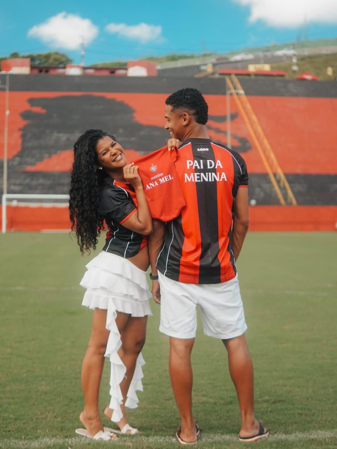 O casal Sheuba Matos e Tiago Souza revelou, nesta segunda-feira (27), o nome da filha que est&atilde;o esperando. | Foto: Redes Sociais