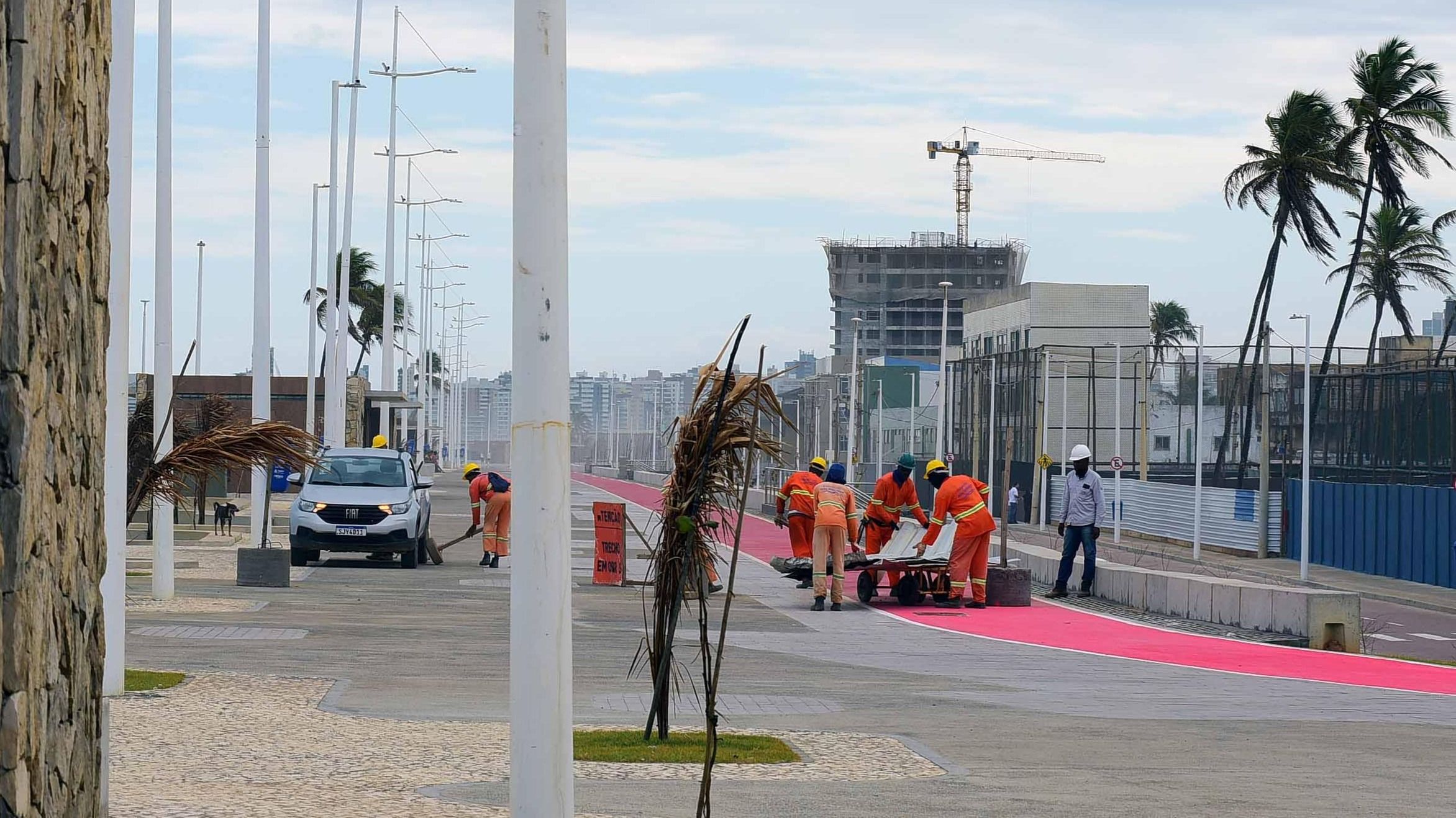 Altura máxima de prédios na orla de Salvador pode aumentar; ao fundo, edifício é erguido na faixa litorânea da cidade | Foto: Jefferson Peixoto/Secom 