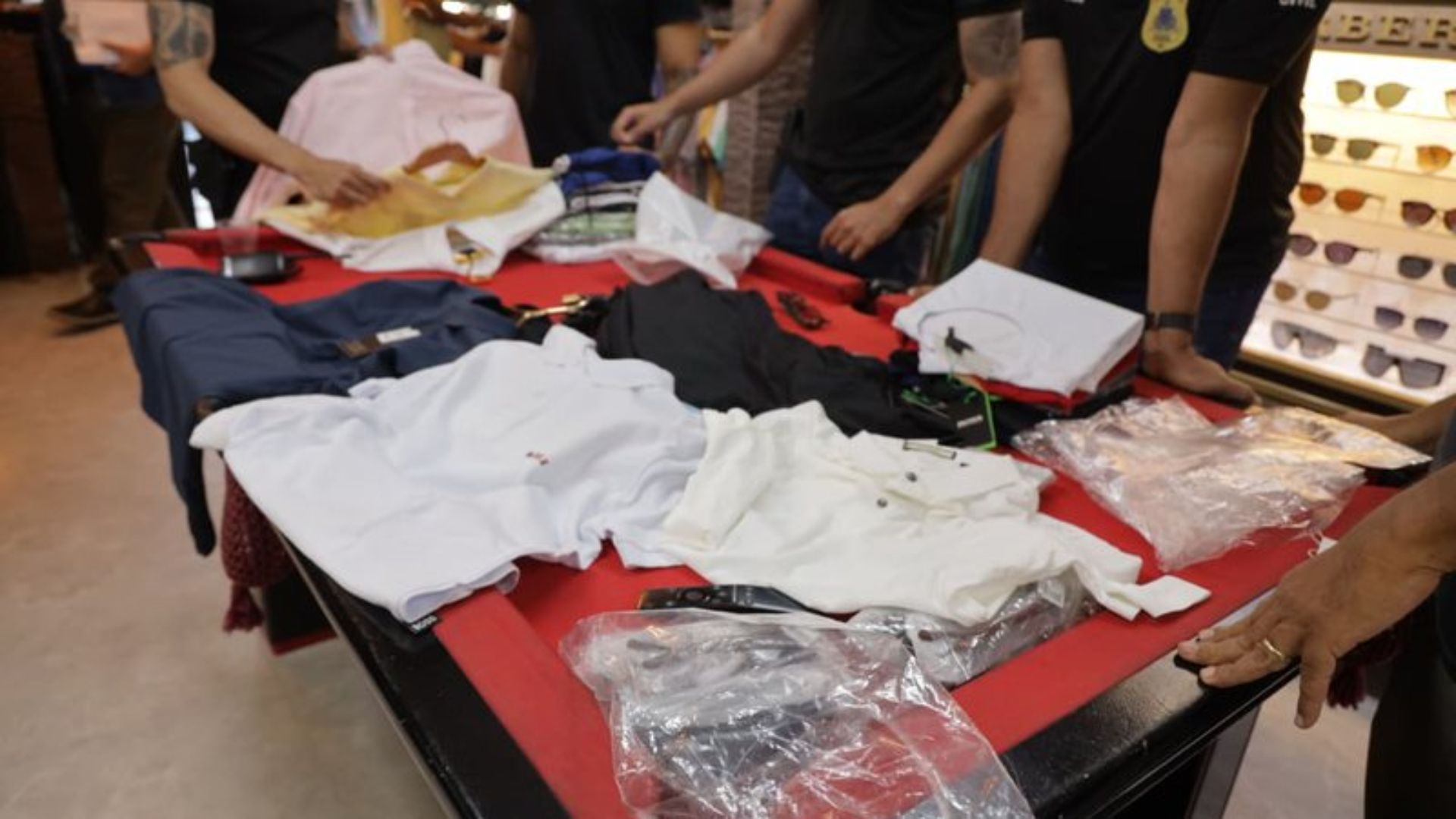 Roupas falsificadas foram apreendidas em Salvador e Lauro de Freitas | Foto: PCBA