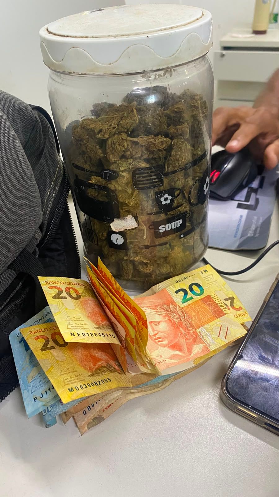 Com o suspeito, os policiais apreenderam por&ccedil;&otilde;es de maconha e uma quantia em dinheiro. | Foto: SSP-BA