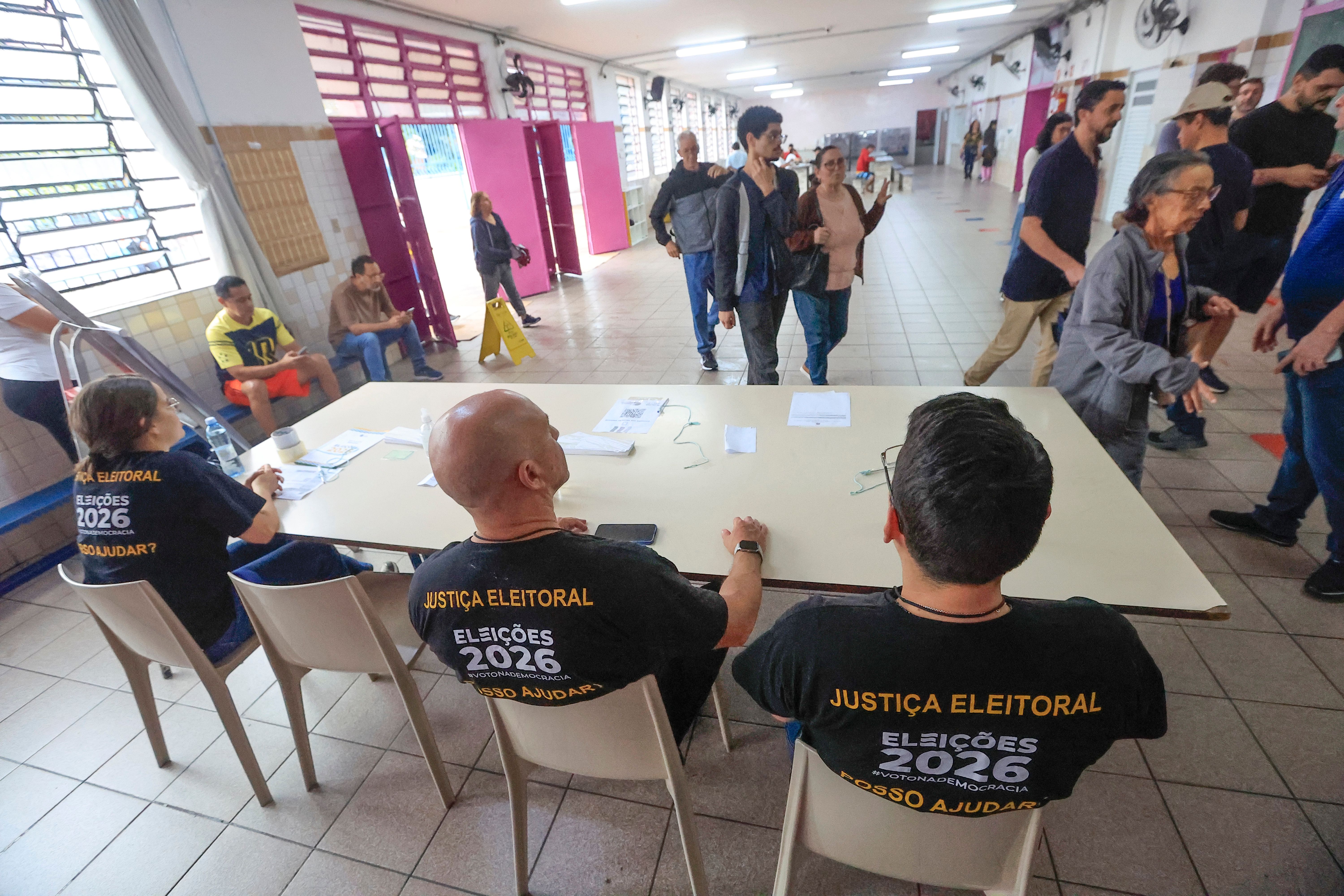 A prorrogação da votação foi anunciada depois das 17h, quando parte das seções eleitorais já havia encerrado os trabalhos, e ocorreu em meio a relatos de dificuldades de transporte. | Foto: Paulo Pinto/Agência Brasil