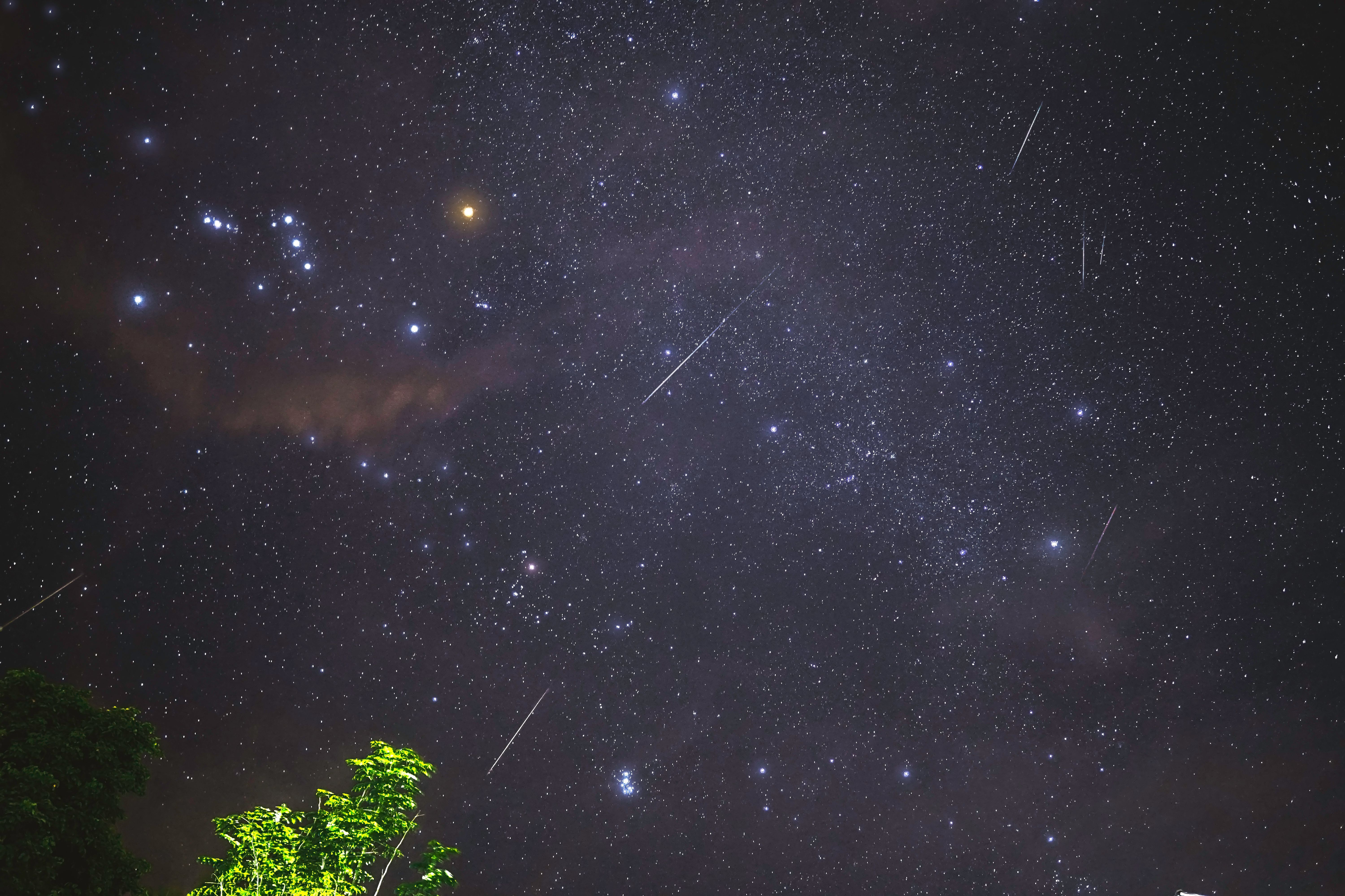 A chuva de meteoros Delta Aqu&aacute;ridas do Sul atingir&aacute; o pico de atividade, com expectativa de at&eacute; 25 meteoros por hora. | Foto: Ilustrativa/Pexels