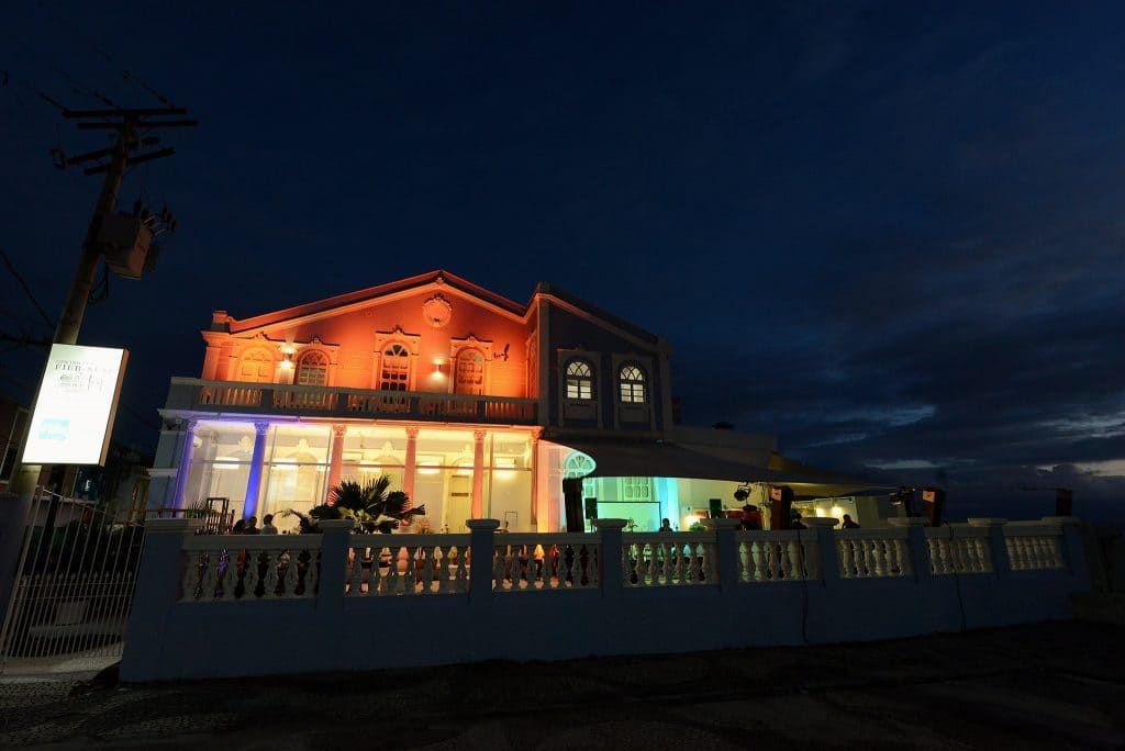 A apresentação acontece ao pôr do sol, com o cenário do Rio Vermelho completando a experiência. | Foto: Divulgação