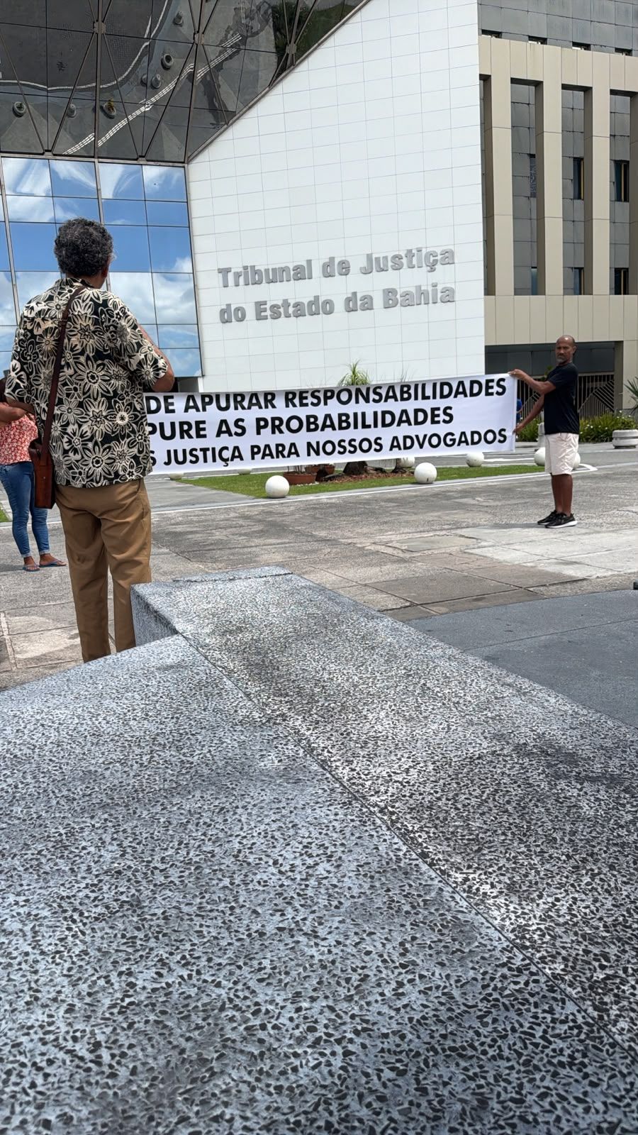 Advogados realizam, nesta segunda-feira (28), uma manifesta&ccedil;&atilde;o em frente ao Tribunal de Justi&ccedil;a da Bahia (TJ-BA), em Salvador. | Foto: Redes Sociais