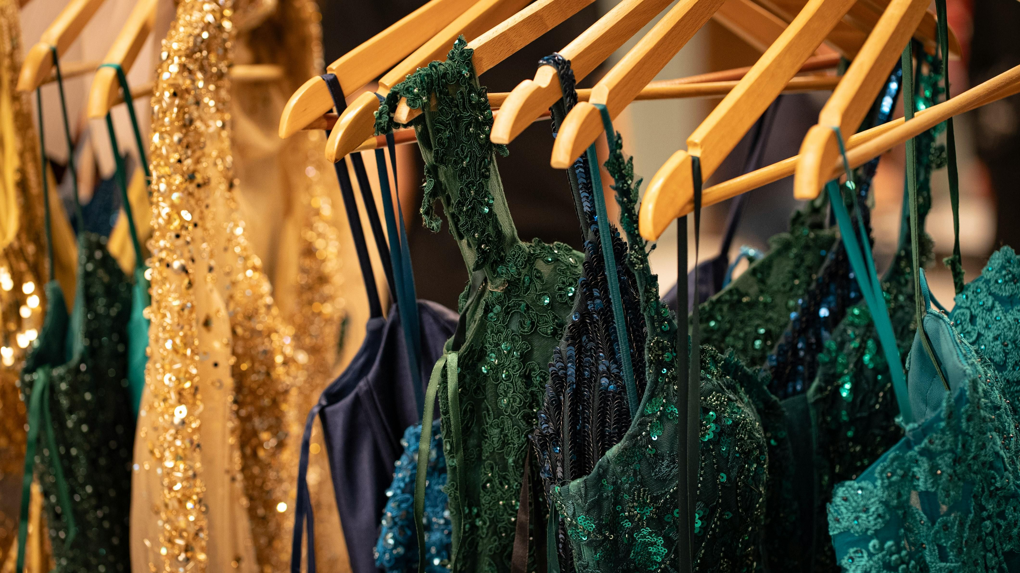 A escolha do look para a Virada do Ano pode - e deve! - ir além da tradição do branco. | Foto: Ilustrativa/Pexels