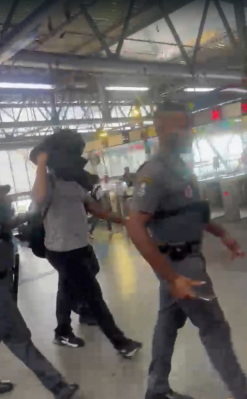 Um homem foi detido por passageiros e seguran&ccedil;as da CCR Metr&ocirc; Bahia, em Salvador, ap&oacute;s ejacular em uma jovem de 18 anos. | Foto: Redes Sociais