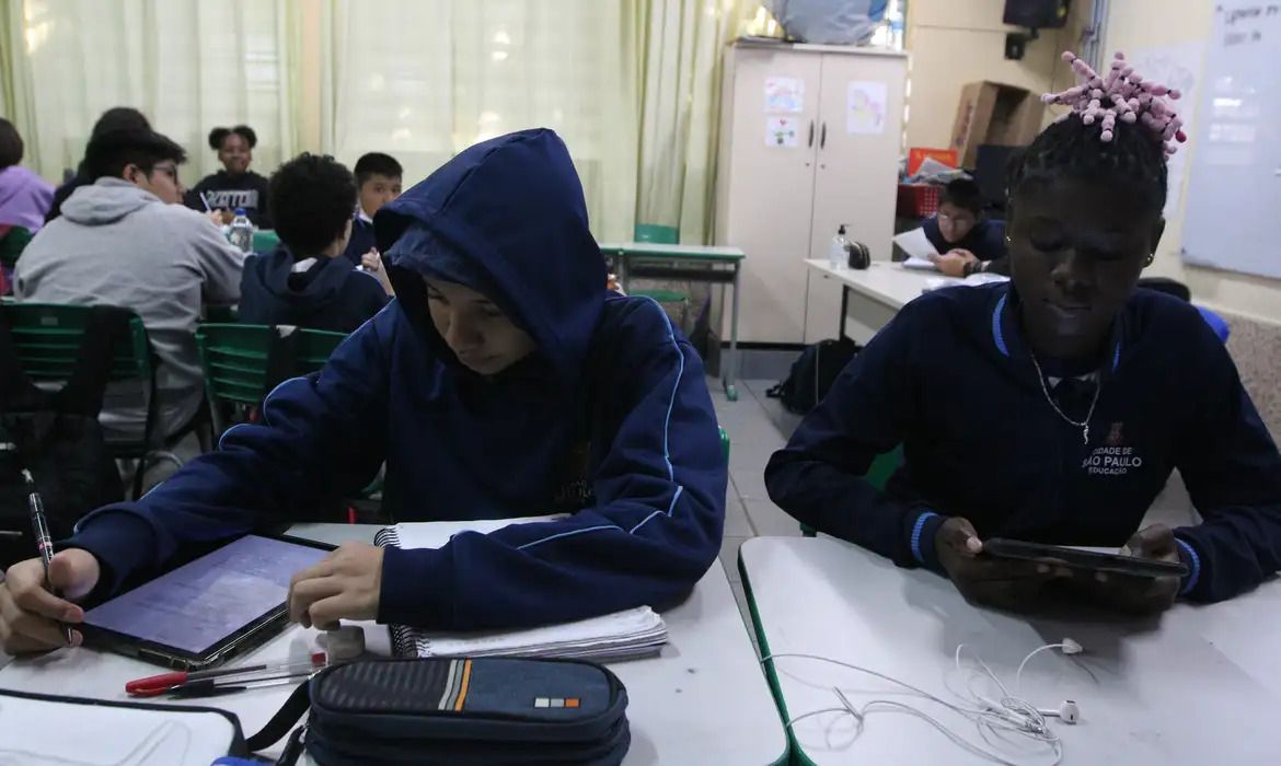 Consulta à pública sobre uso de IA na educação visa a construção de um referencial sobre uso responsável da tecnologia. Foto: Rovena Rosa / Agência Brasil