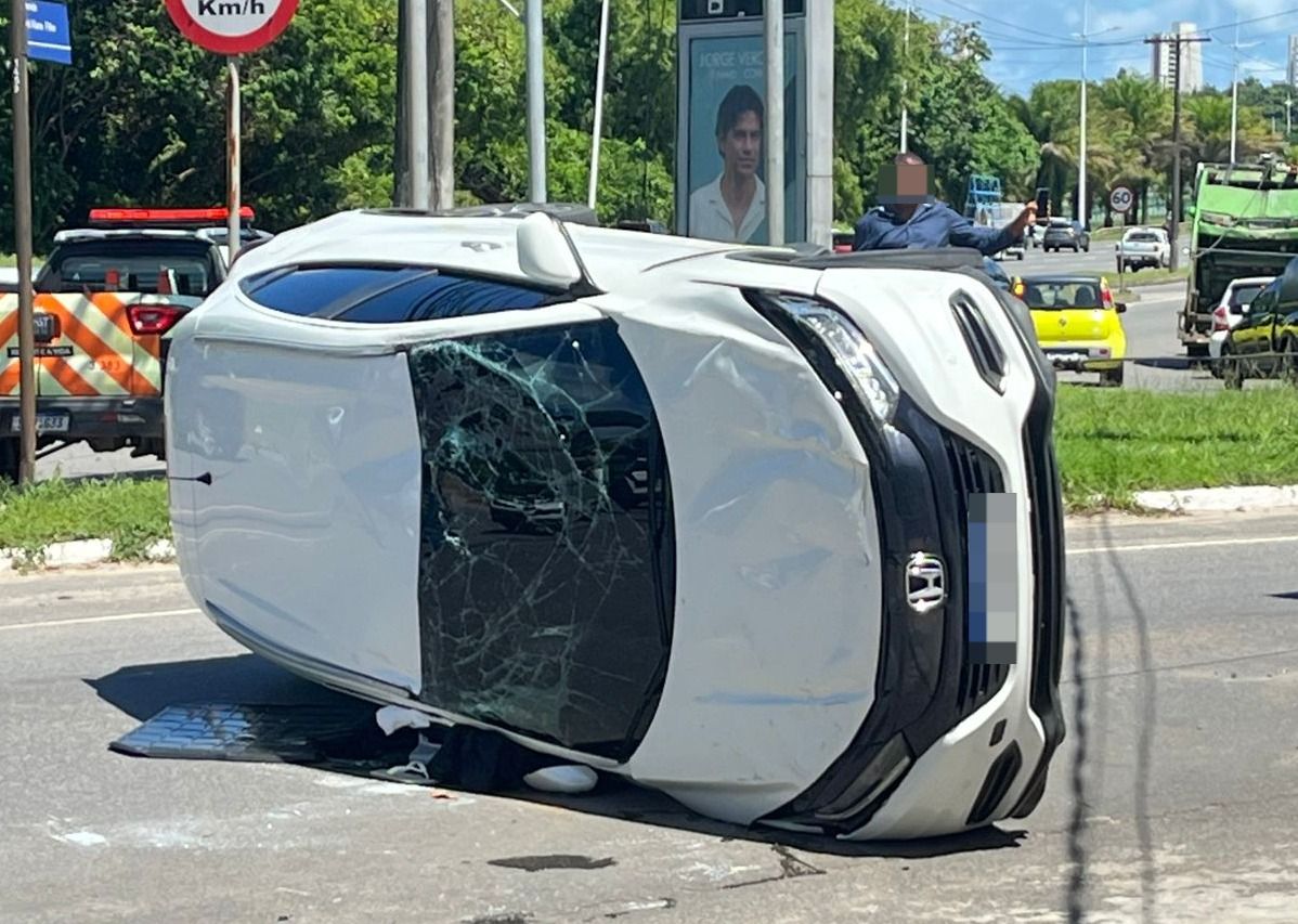 Dois homens foram presos ap&oacute;s serem flagrados dirigindo um carro roubado na Av. Paralela, em Salvador. | Foto: SSP-BA