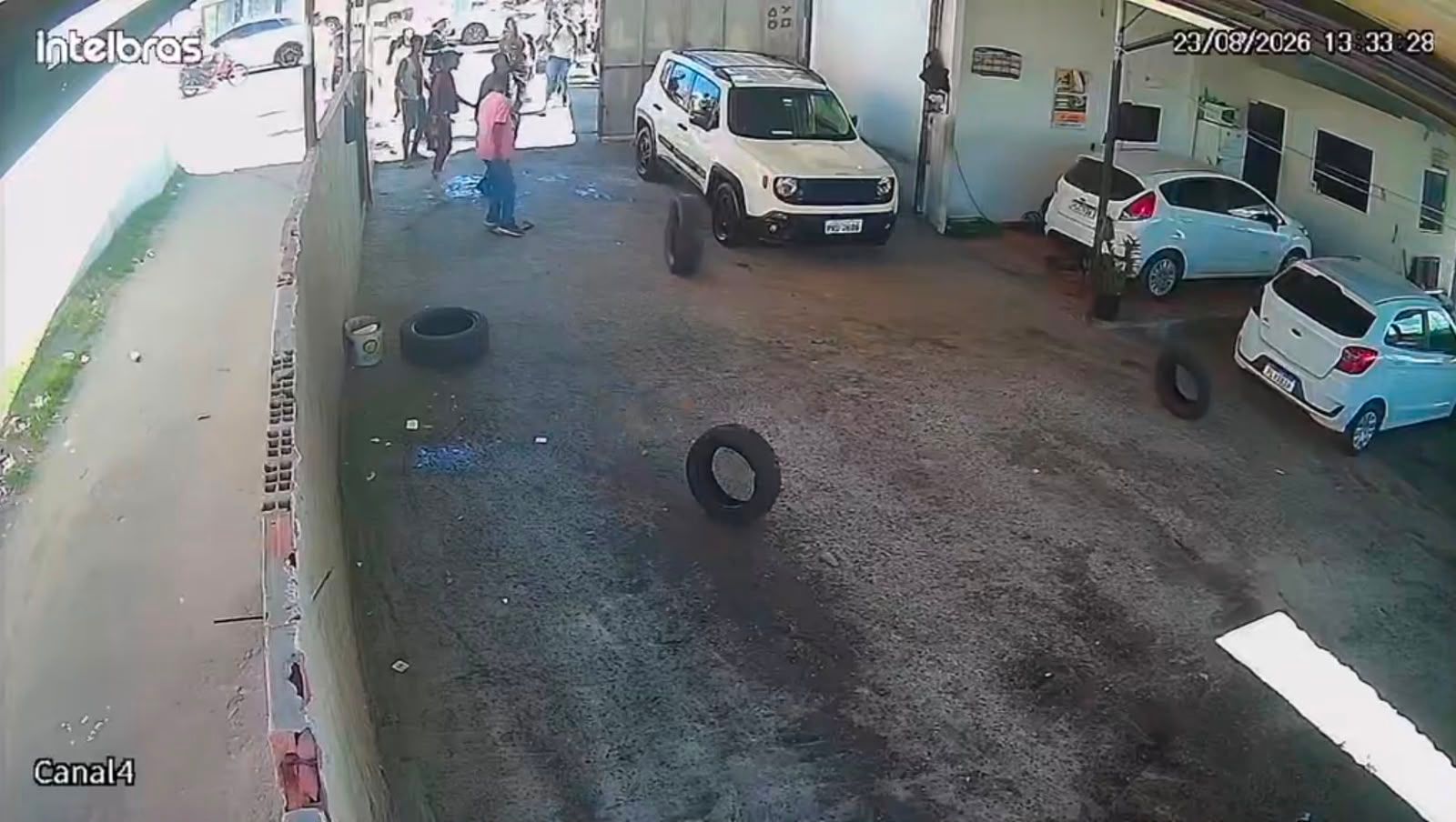 Integrantes de torcidas ligadas ao Bahia e ao Vit&oacute;ria teriam invadido a oficina e provocado danos no port&atilde;o e em alguns ve&iacute;culos. | Foto: Redes Sociais