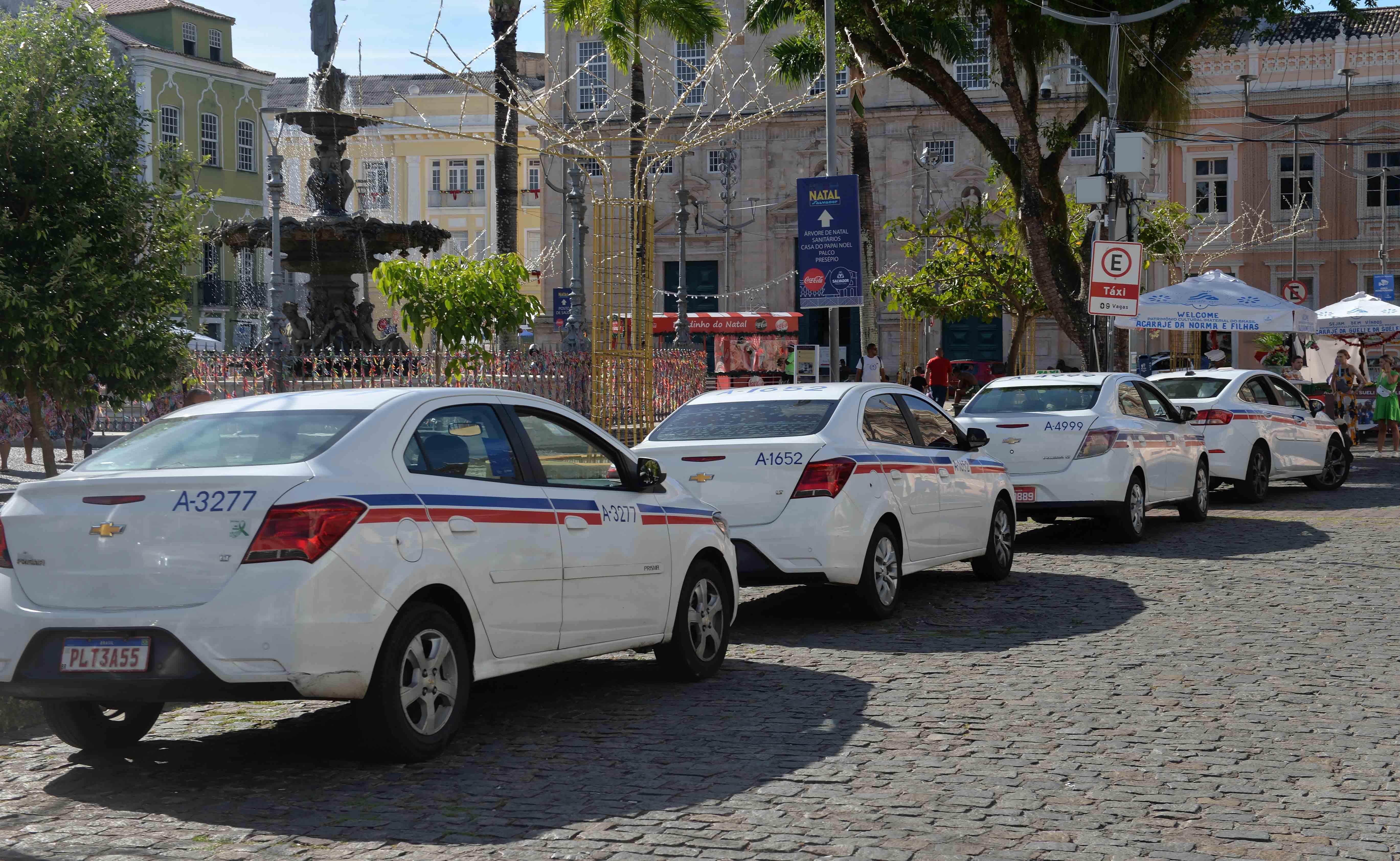 Fila de táxis em Salvador | Foto: Otávio Santos/Secom