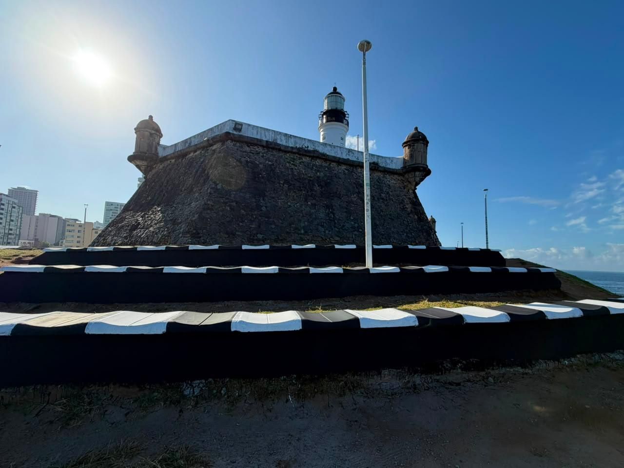 Uma arquibancada foi instalada no Farol da Barra, um dos principais pontos tur&iacute;sticos de Salvador. | Foto: Divulga&ccedil;&atilde;o/Geg&ecirc; Magalh&atilde;es