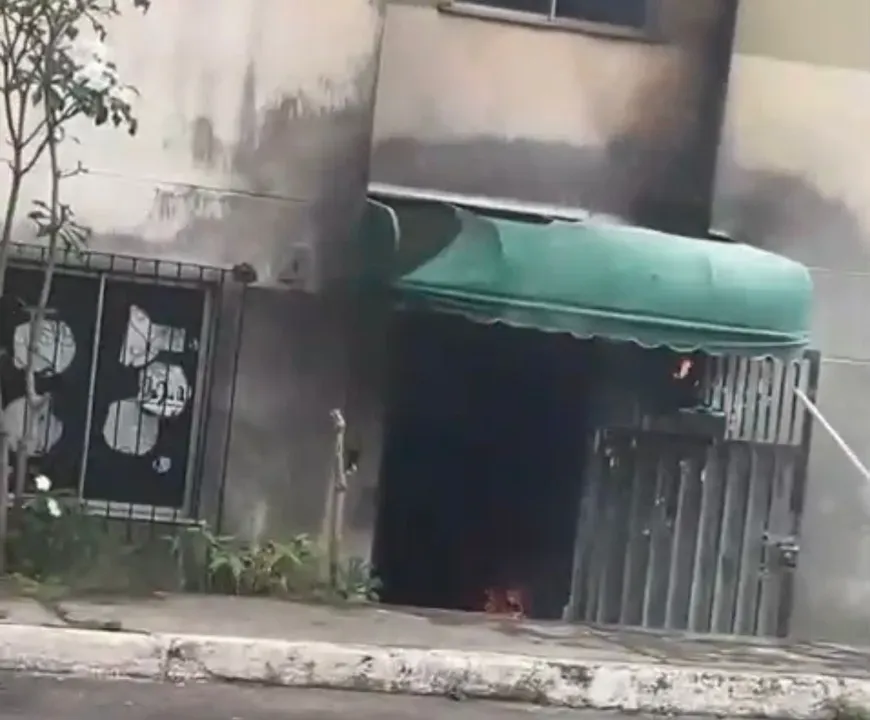 Um inc&ecirc;ndio atingiu um apartamento do Residencial Dona Lind&uacute;, setor A, no bairro Quintas do Picuaia, em Lauro de Freitas. | Foto: Redes Sociais