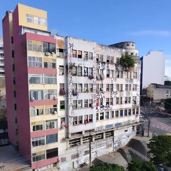 O imóvel foi arrematado por R$ 6,7 milhões e fica na Avenida Sete de Setembro, nas proximidades da Ladeira de São Bento. | Foto: Google Street View/Reprodução