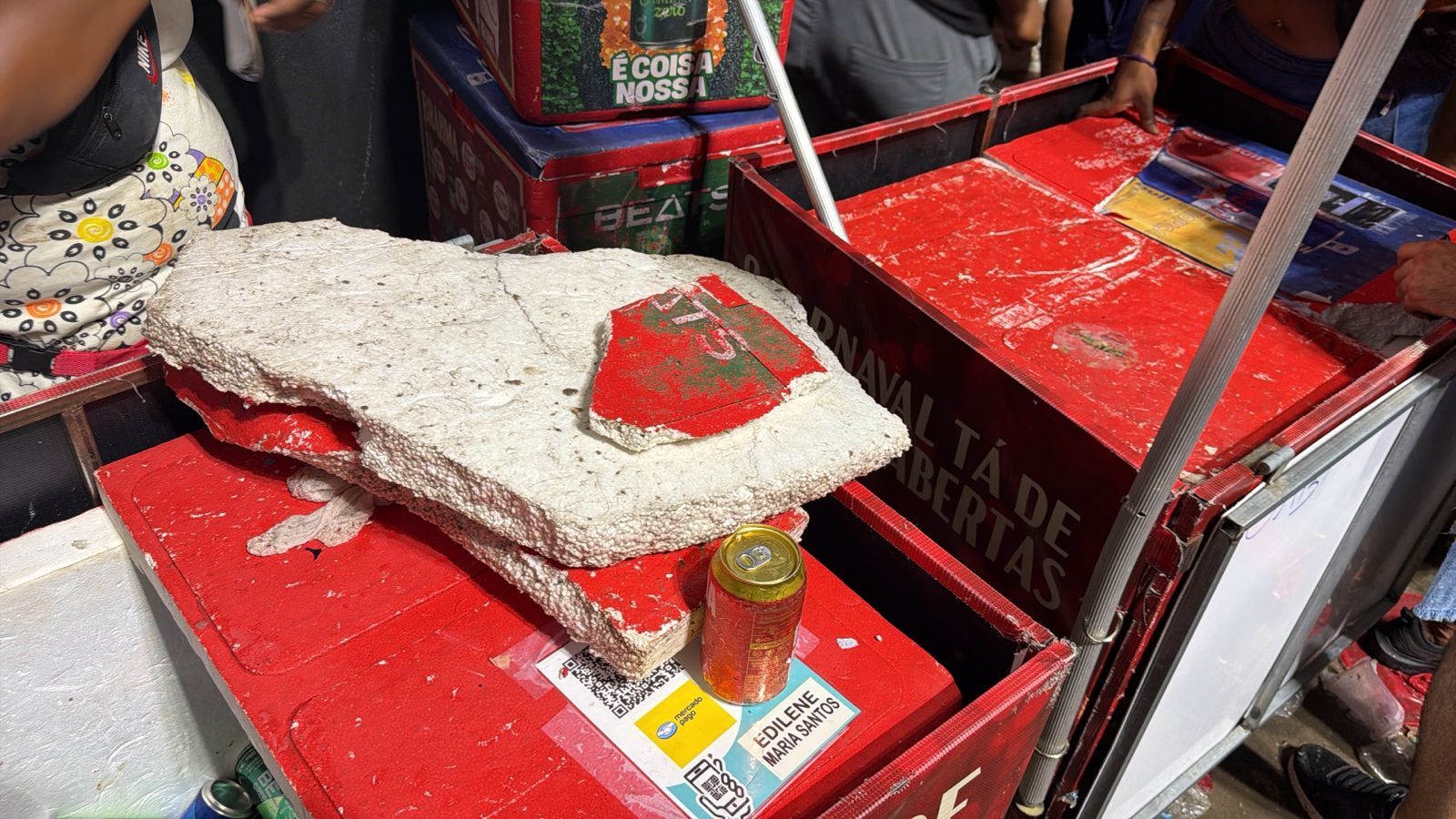 lgumas pessoas chegaram a ser lan&ccedil;adas contra equipamentos e isopores usados por ambulantes que trabalhavam no local, causando preju&iacute;zos materiais e financeiros. | Foto: Jo&atilde;o Tramm/Aratu On