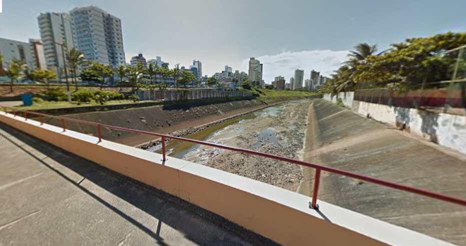 Trecho do Rio Camarajipe no Costa Azul; &aacute;guas desaguam no mar | Foto: Google Street View